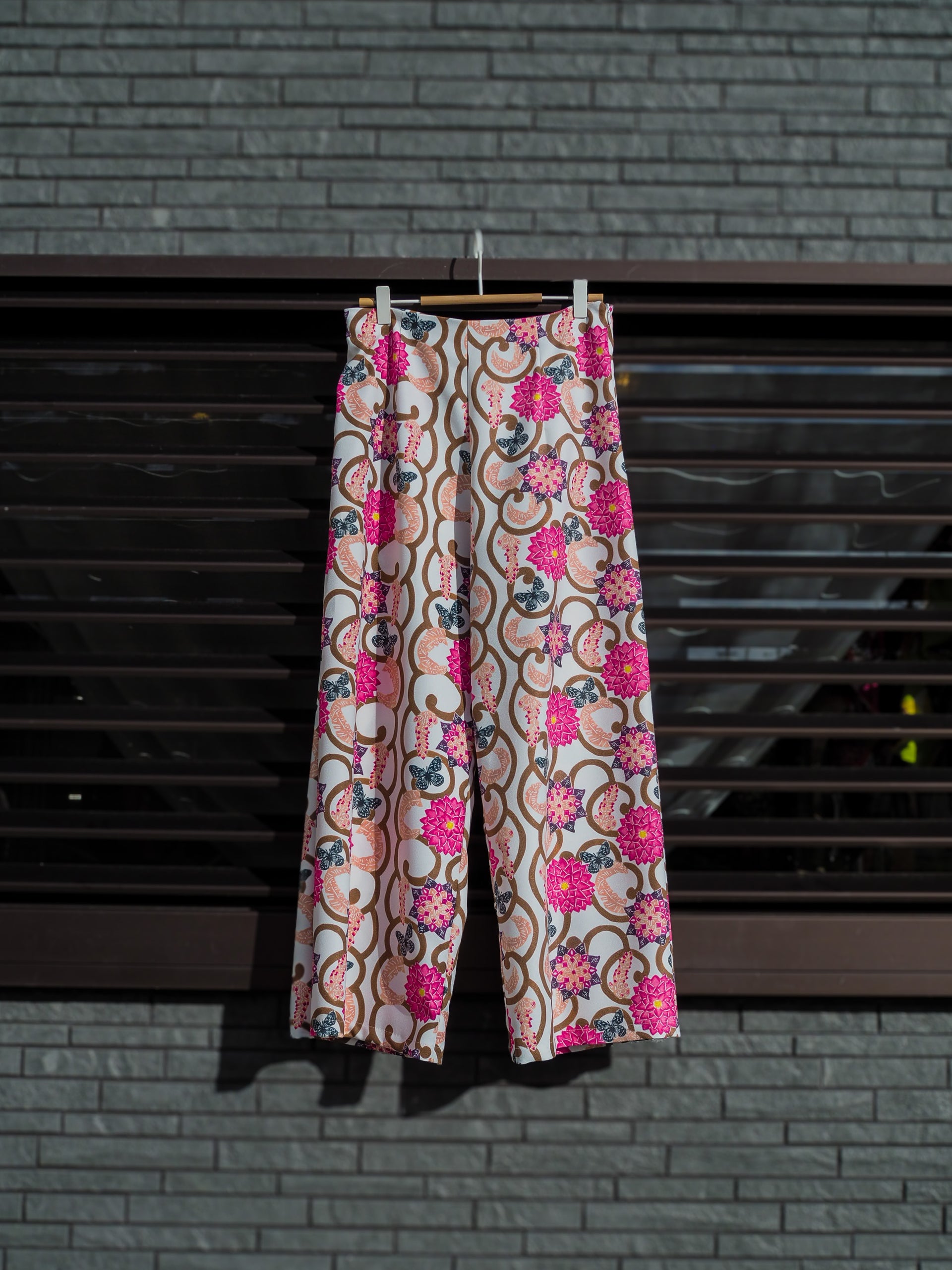 サイドタックパンツ