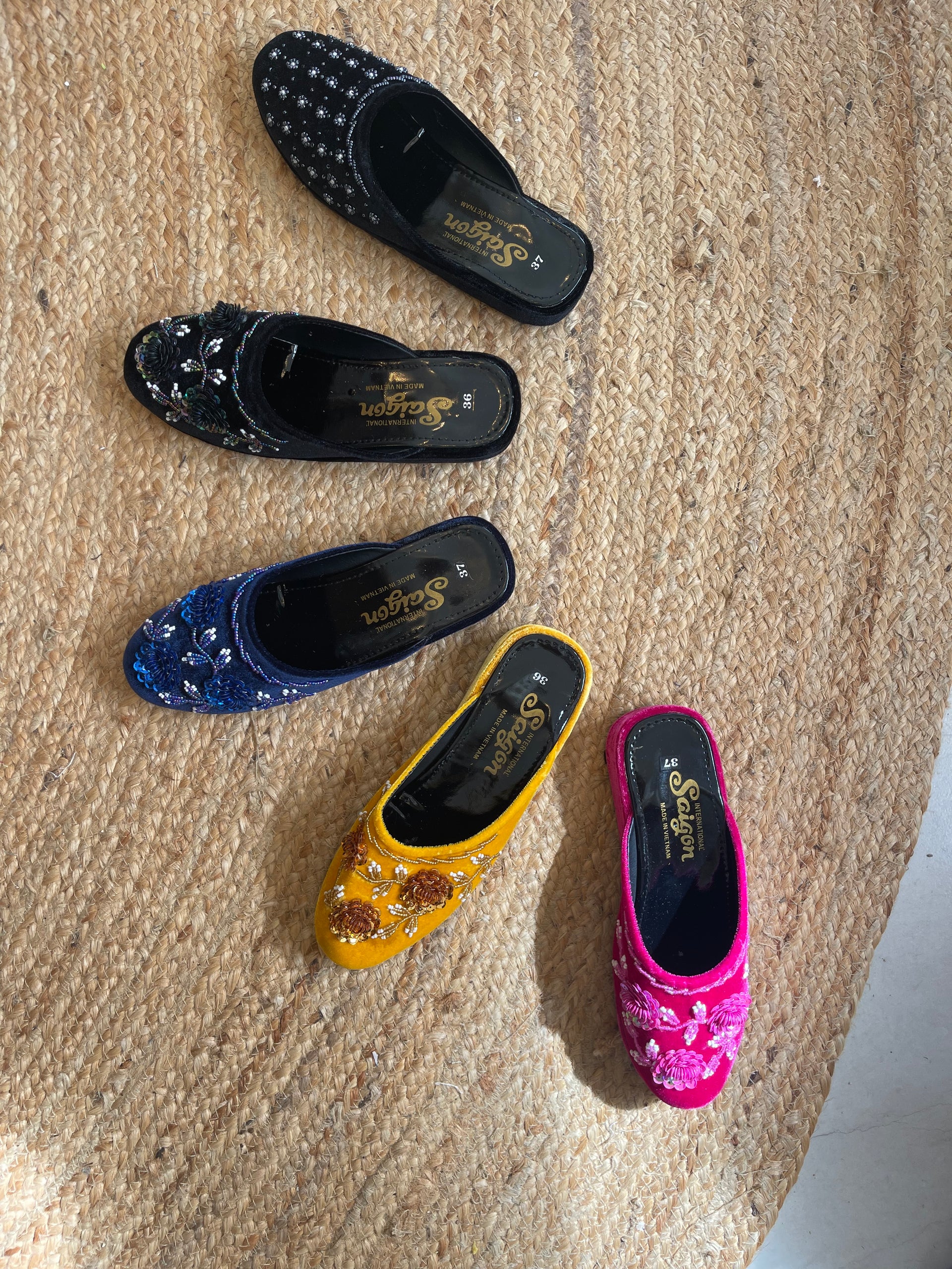 ベトナムベロアサンダル